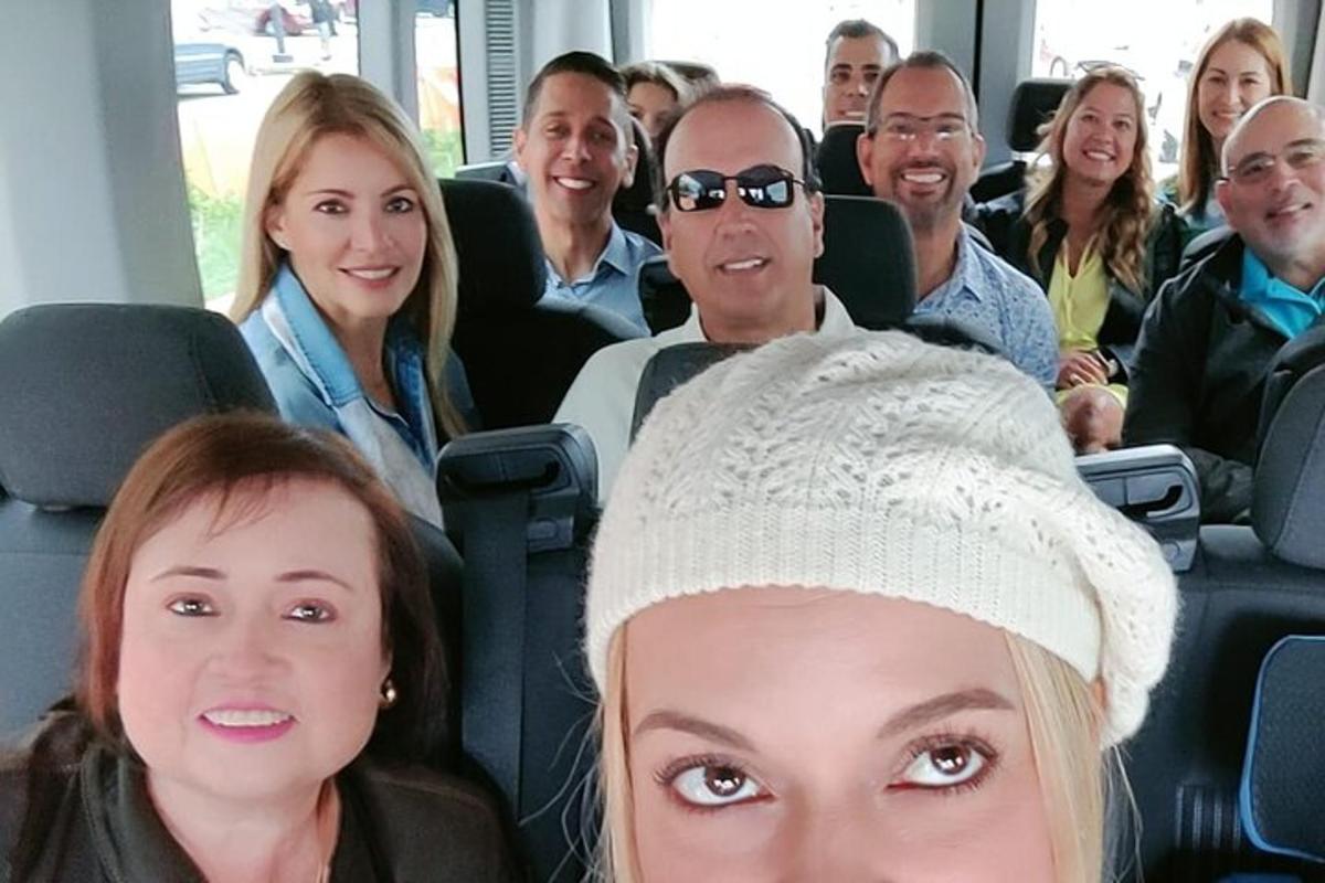 skupina lidí sedících v autobuse