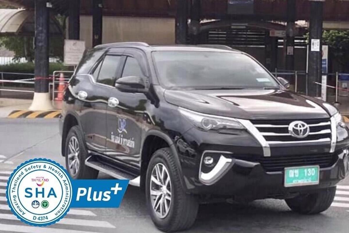 Černá Toyota Fortuner zaparkovaná na parkovišti