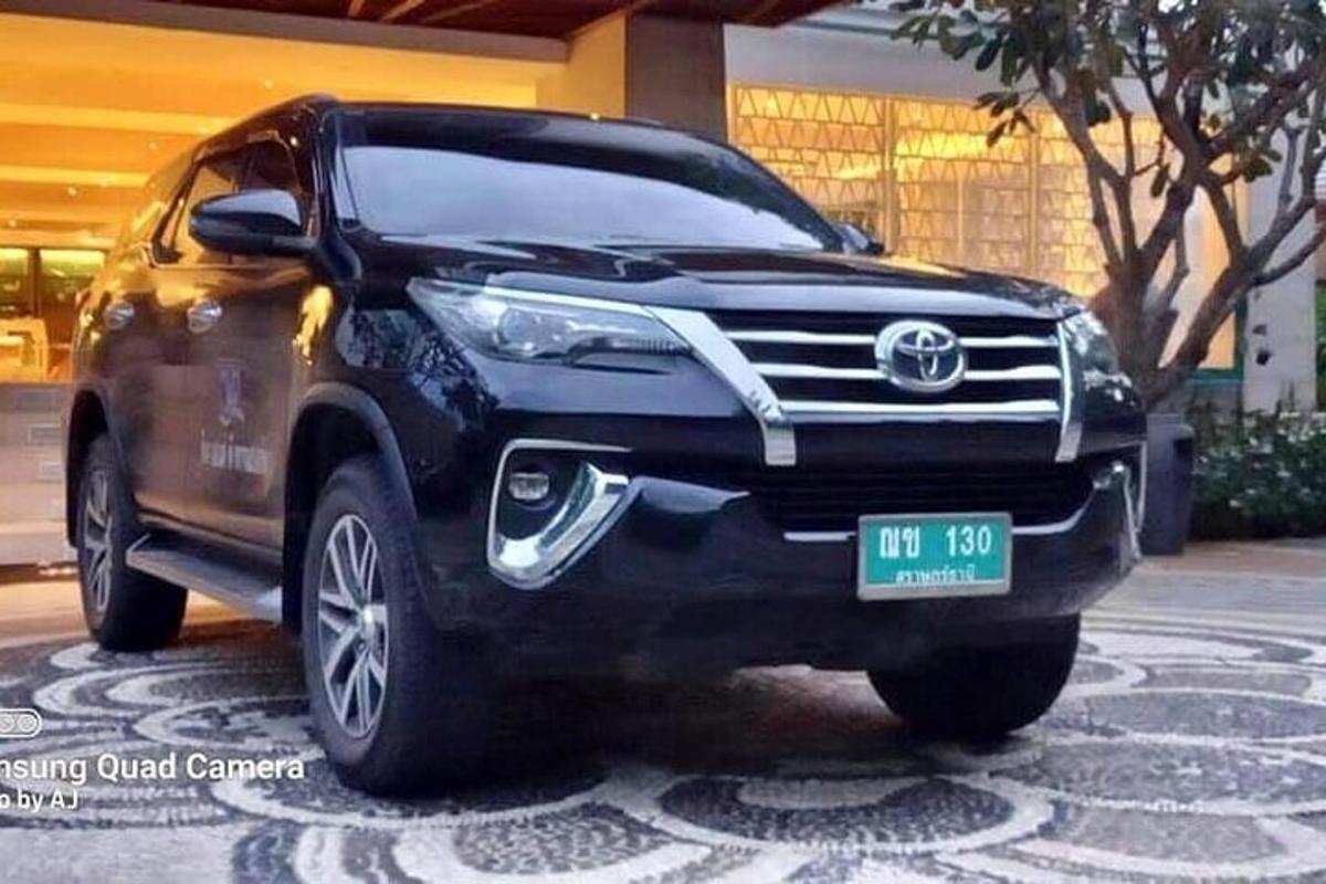 juodas „Toyota Fortuner“ automobilis, pastatytas automobilių stovėjimo aikštelėje