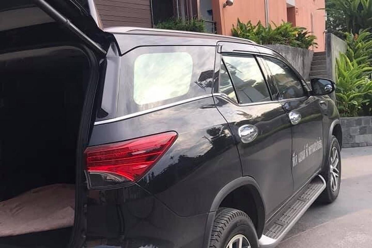 en svart SUV parkert på siden av en gate