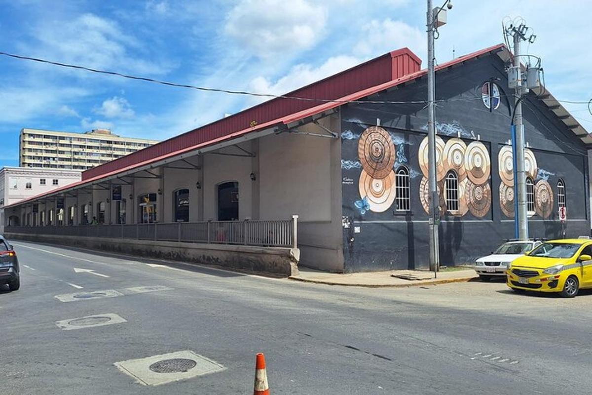 un edifici amb un mural al costat