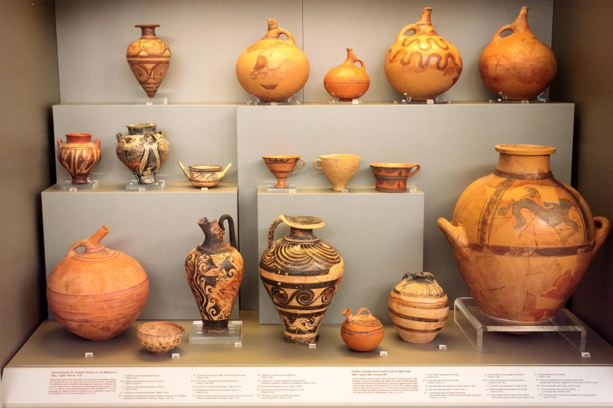 výstava váz na policích v muzeu