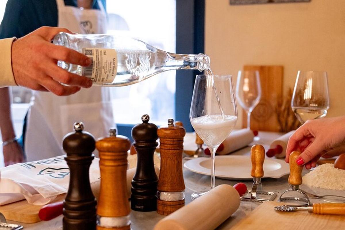 une personne versant un verre de vin sur une table