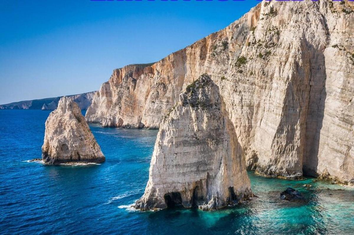 μια ομάδα από μεγάλες πέτρες στο νερό