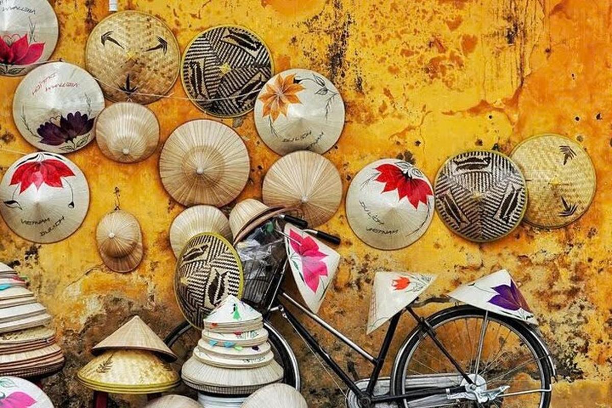 un mur avec un tas de parapluies et un vélo