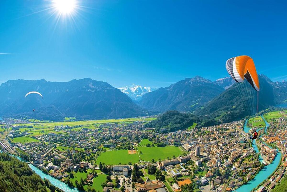 un parapendio che vola sopra una città e un fiume