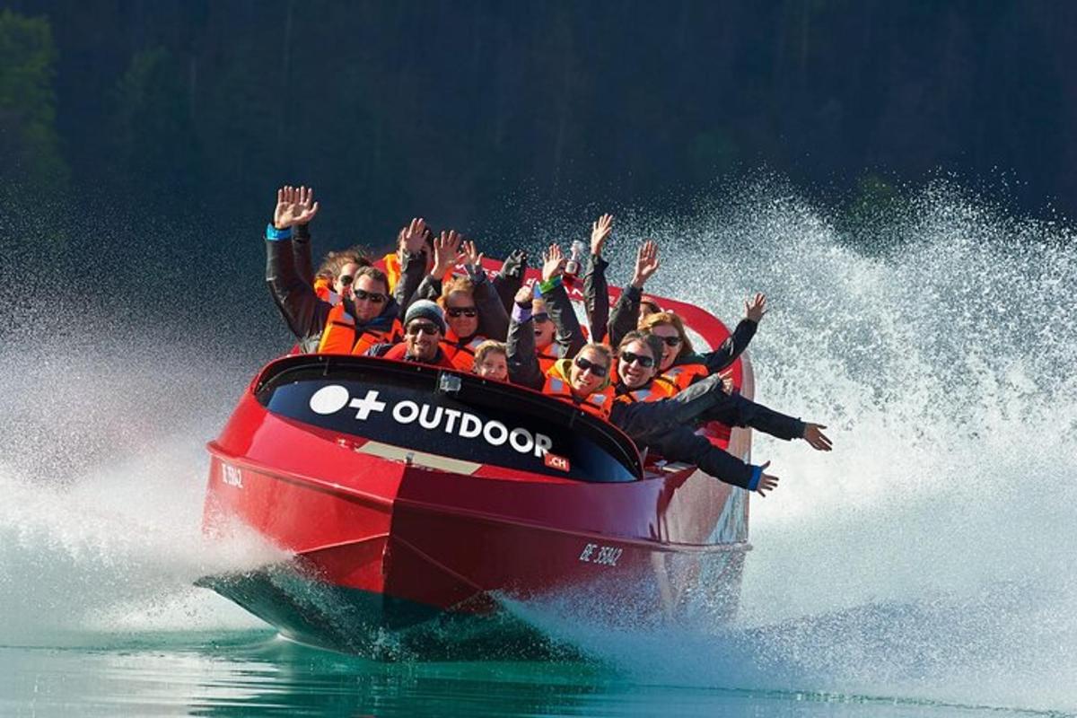 un gruppo di persone su una barca in acqua