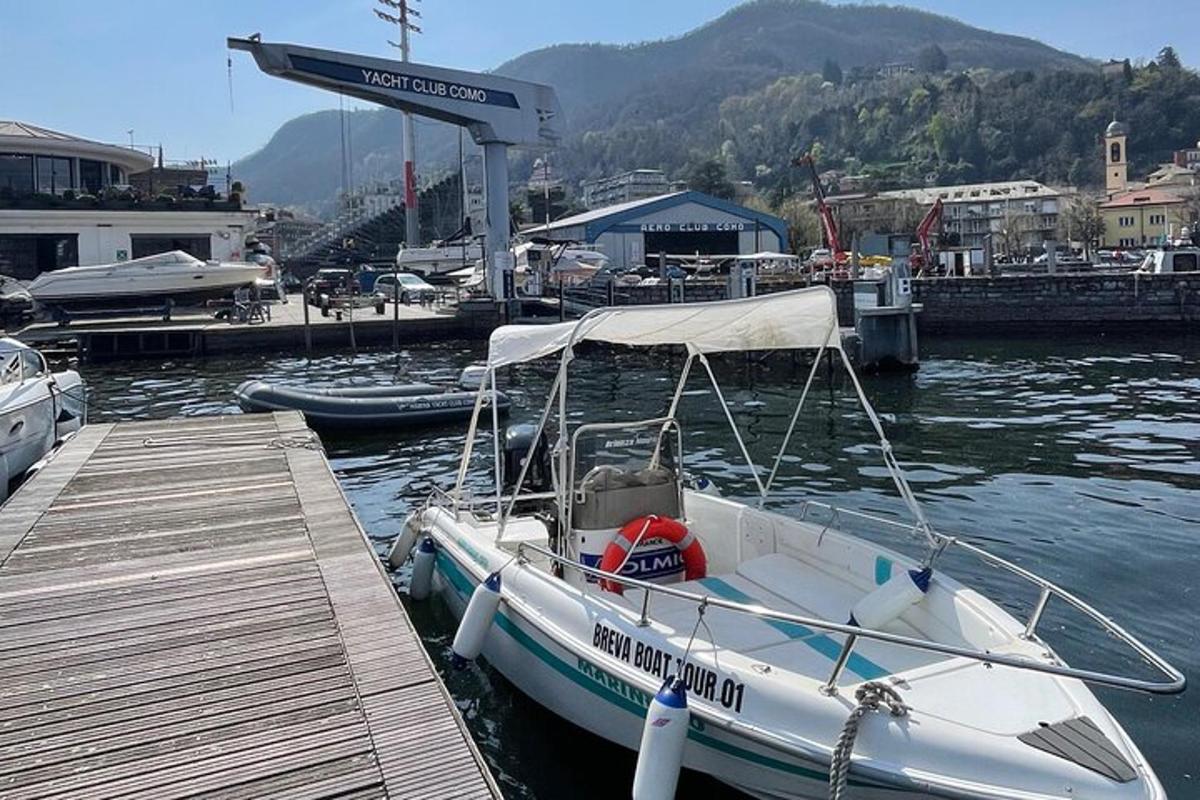 un vaixell està atracat a un moll a l'aigua