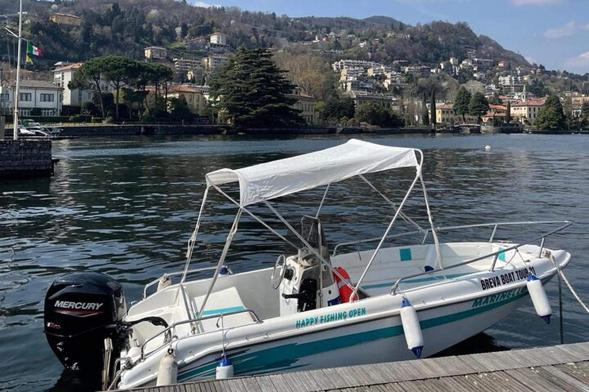 un vaixell amarrat a un moll a l'aigua