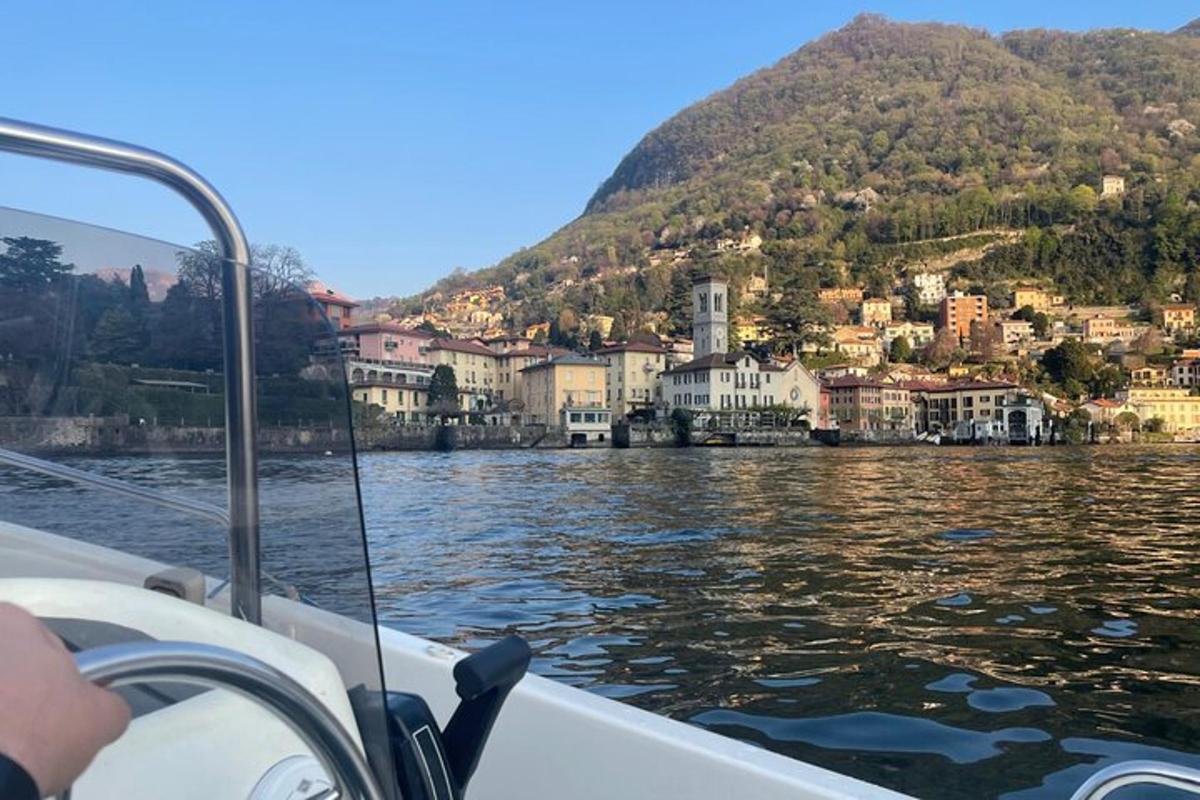 un vaixell a l'aigua amb un poble dalt d'un turó
