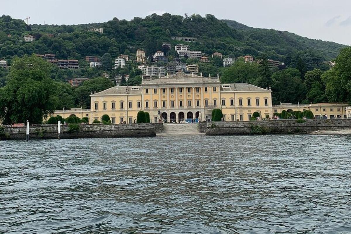 ein großes Gebäude neben einem Gewässer
