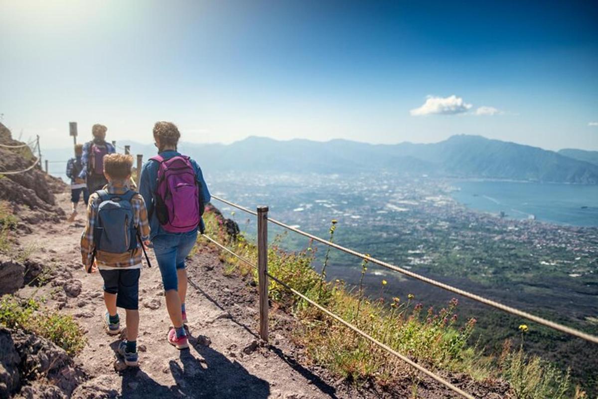un grup de oameni care urcă un munte