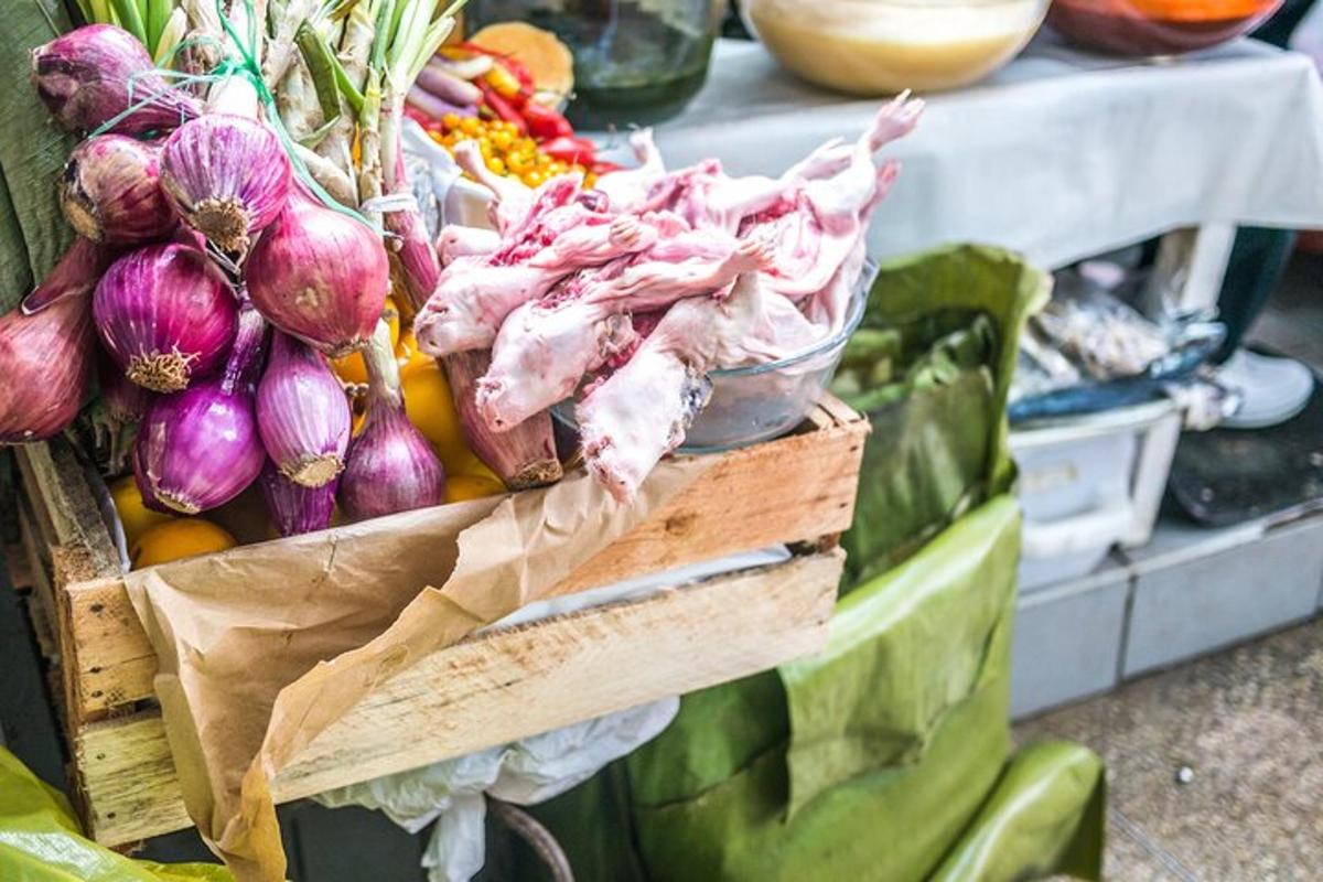 عرض البصل والخضروات الأخرى على الطاولة