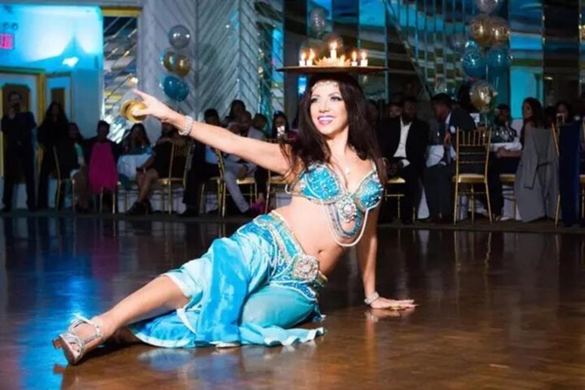 en kvinne på dansegulvet med en kake på hodet