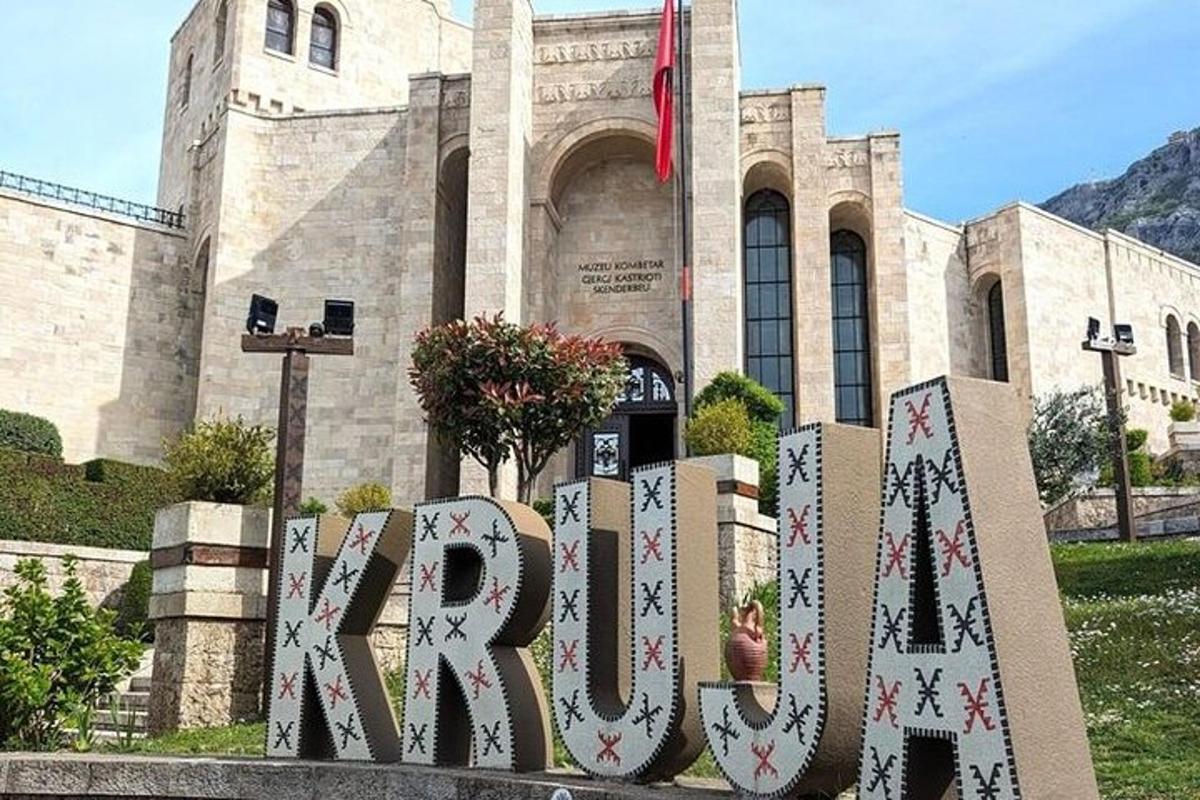 Un cartel delante de un edificio con una iglesia.