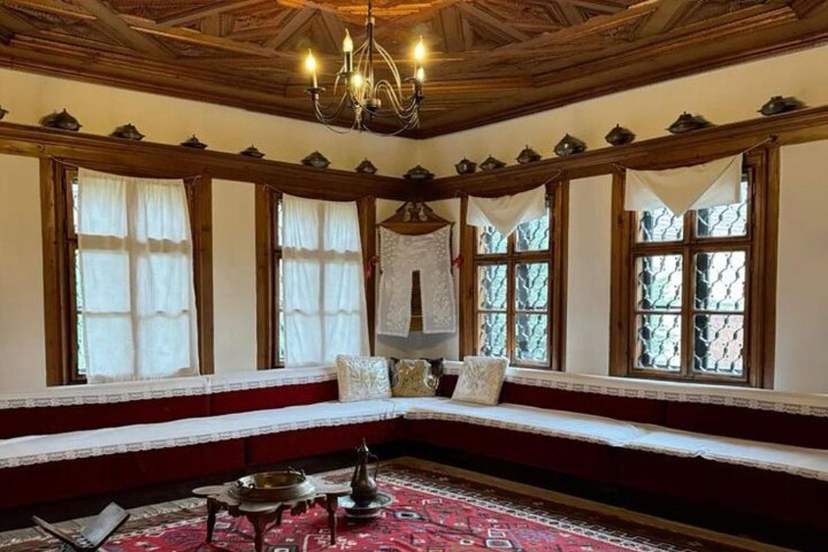Una sala de estar con un sofá grande en una habitación con ventanas.