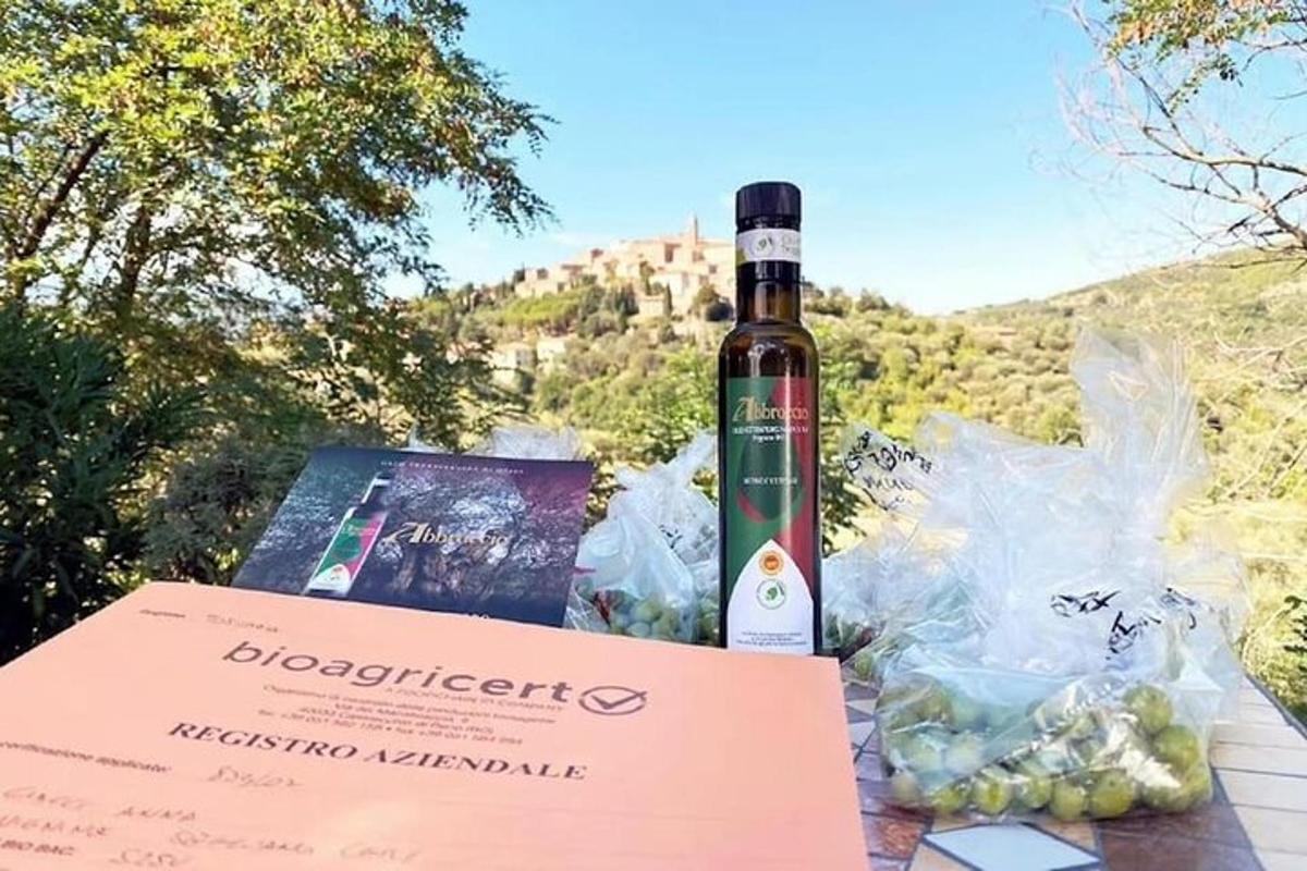 Una botella de vino y algunas uvas en una mesa