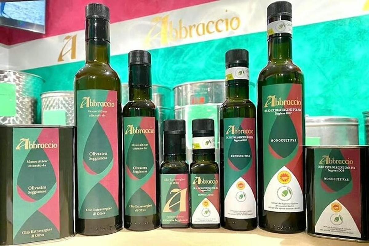 Un grupo de botellas de vino colocadas en un estante.