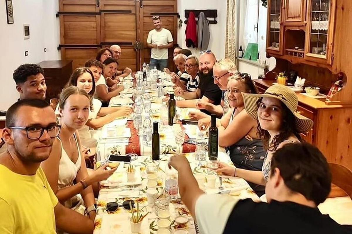 un grupo de personas sentadas alrededor de una mesa larga