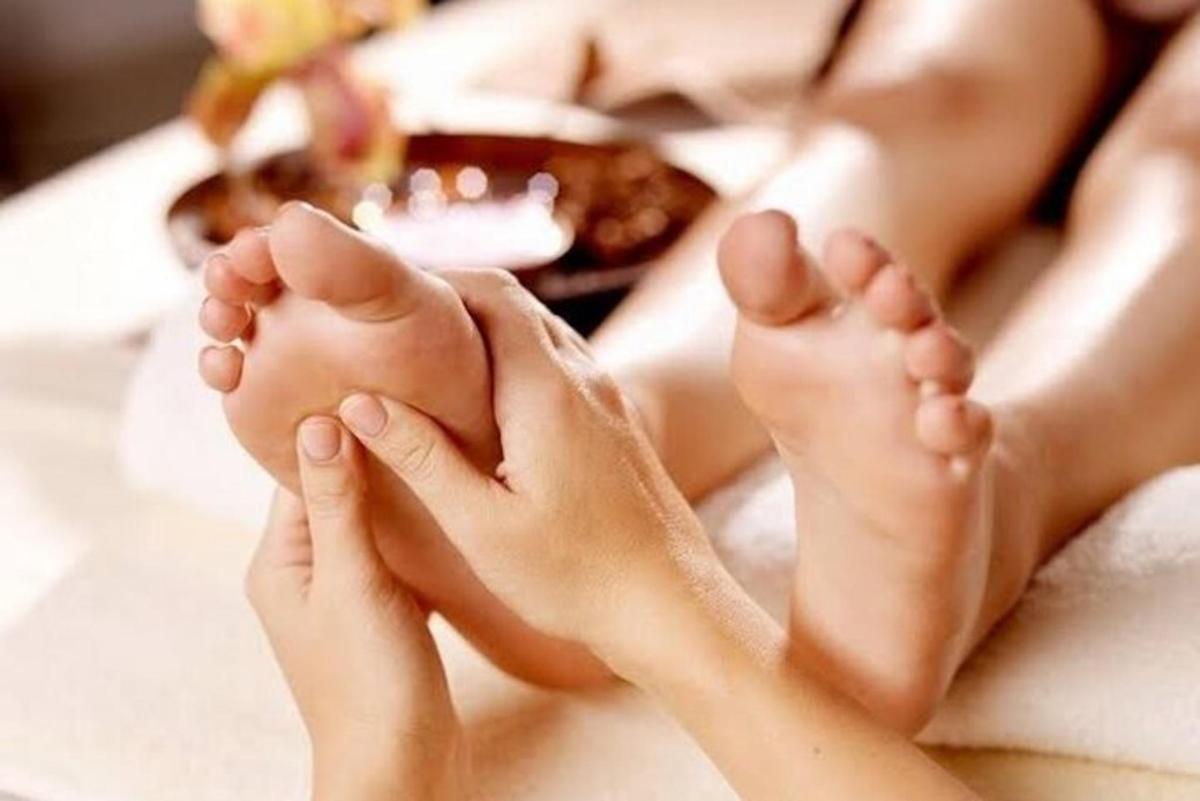 한 여성이 발을 침대에 얹고 누워 있다