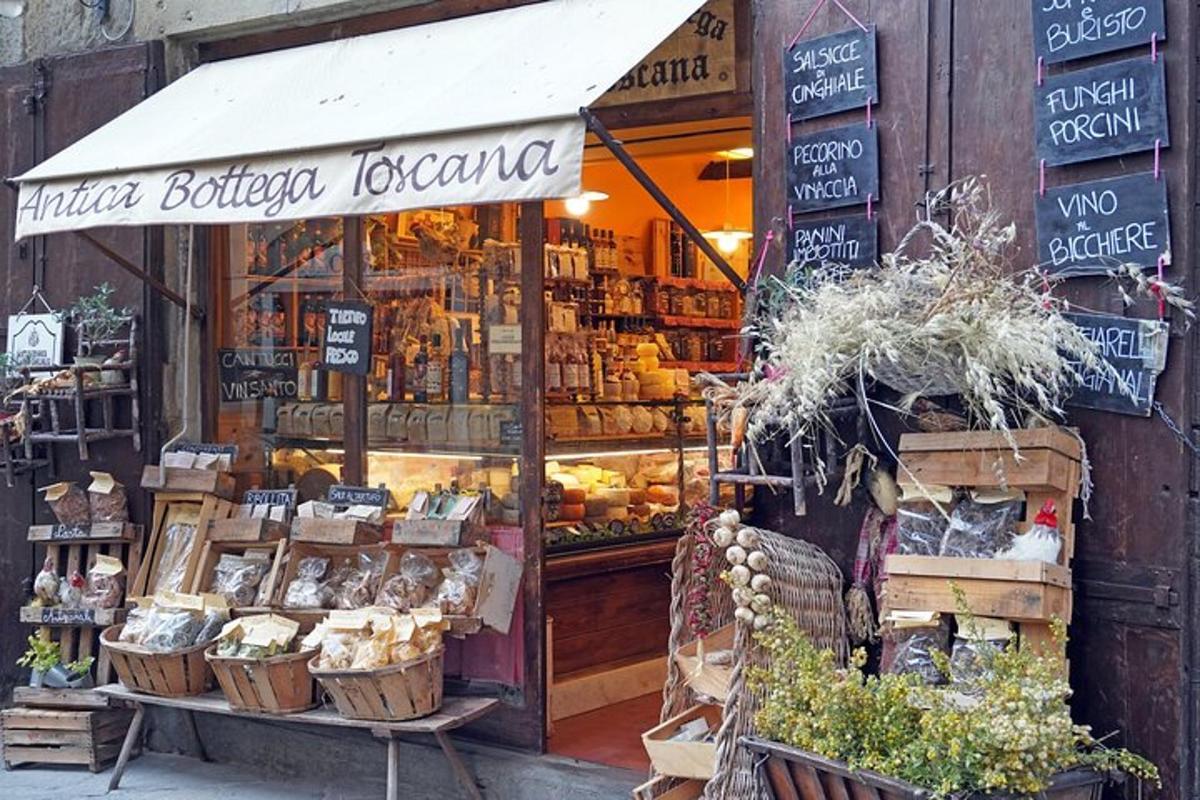 Un escaparate de una tienda de comestibles con un puesto de verduras