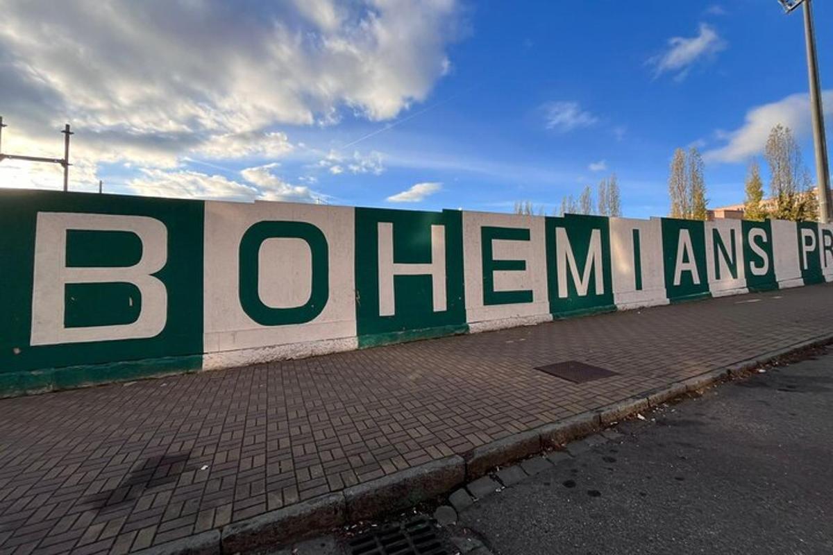 zelenobílá zeď s nápisem bohemiansper