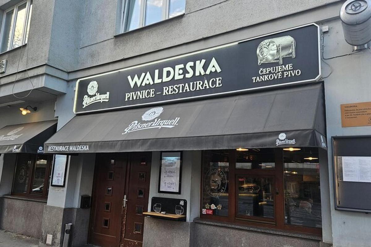 budova s nápisem waldiaskappensicsnsics istg