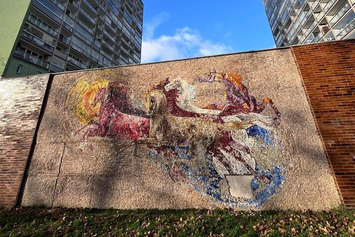 um mural na lateral de um prédio de tijolos