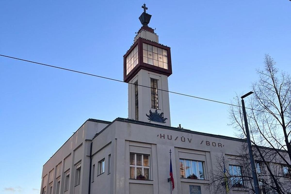 budova s hodinovou věží na vrcholu