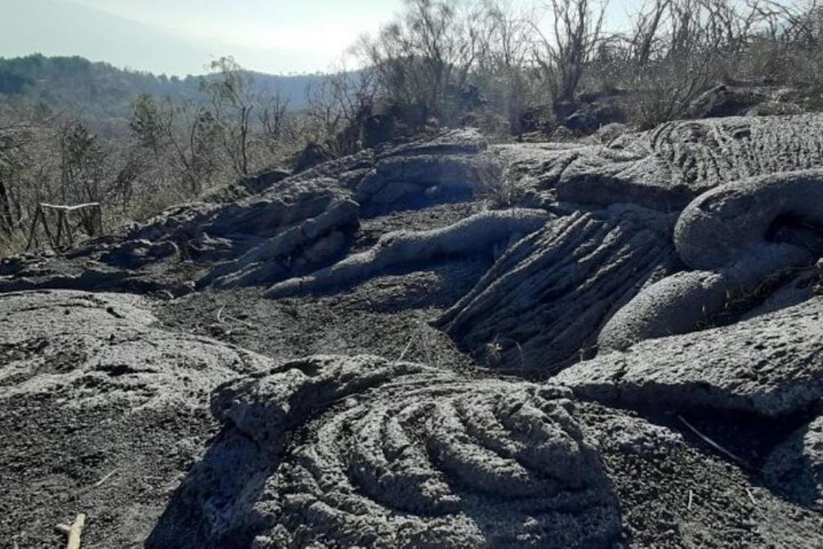 un grande mucchio di terra e rocce su una collina