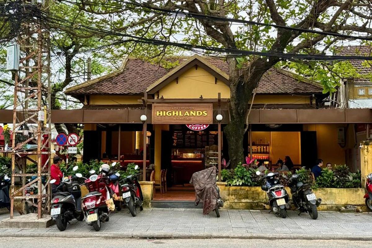 skupina motocyklů zaparkovaných před obchodem
