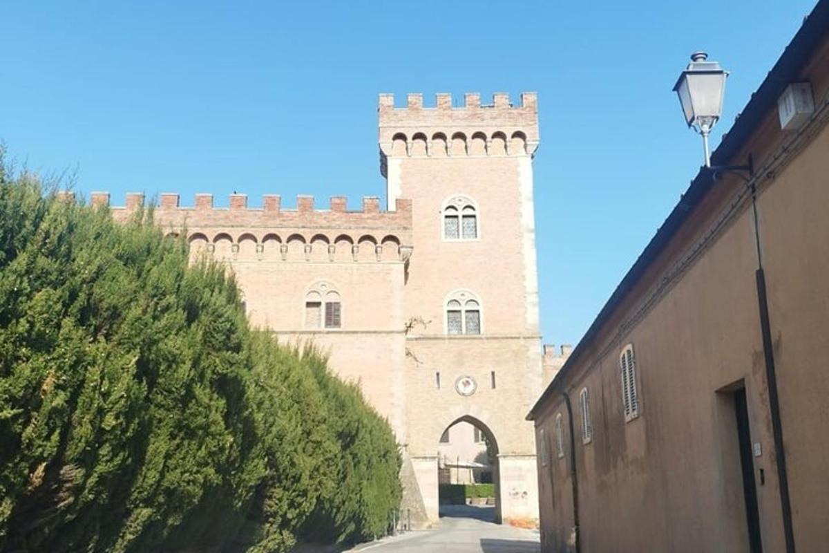 un grande edificio in mattoni con una torre in cima