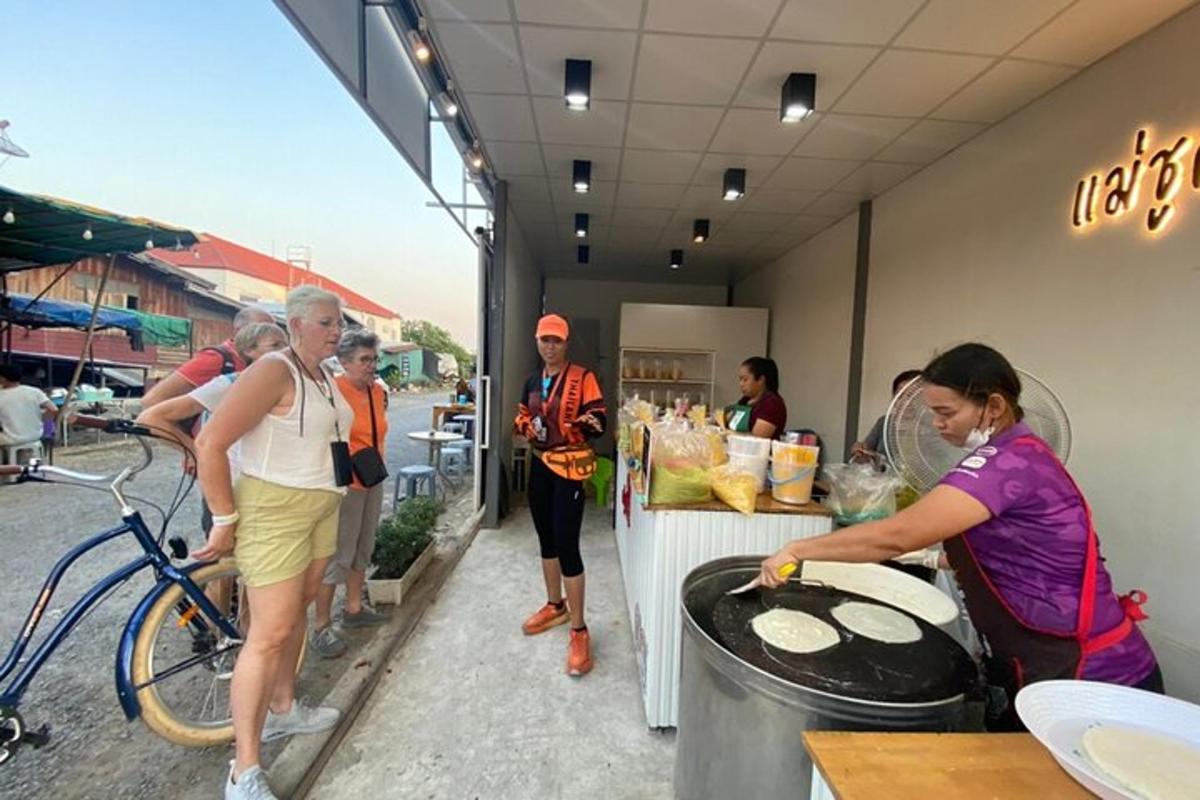 egy csoport ember áll egy élelmiszer-stand körül