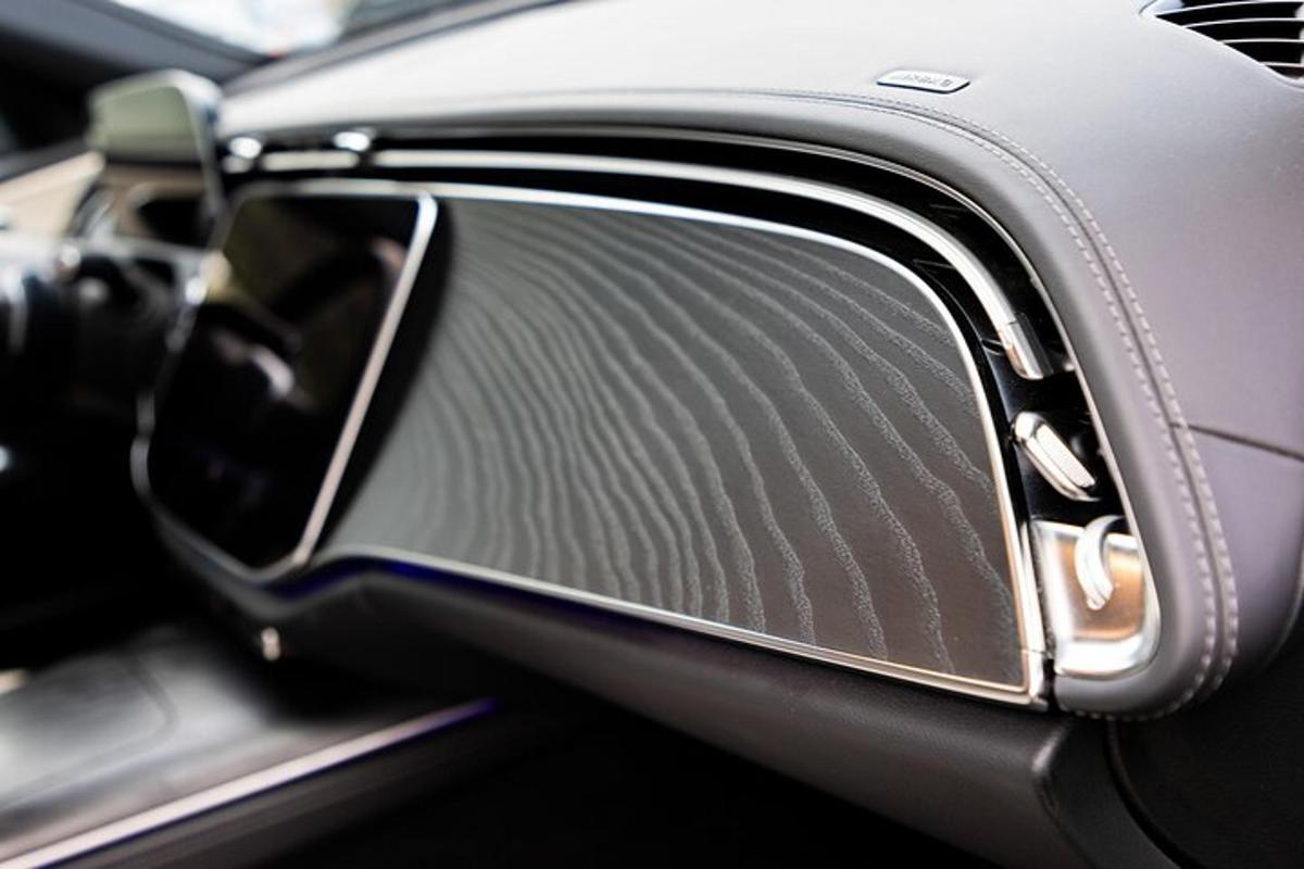 krupni plan bočnog retrovizora u automobilu