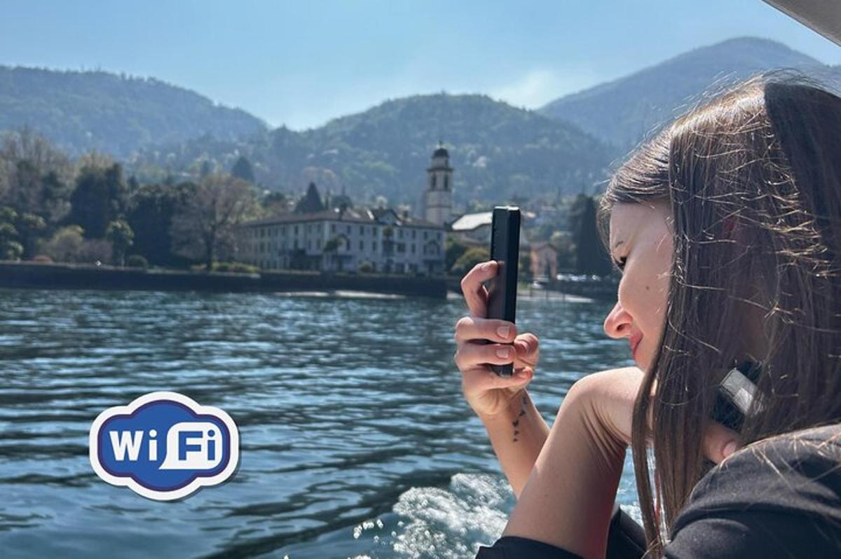 una donna che scatta una foto di un fiume con il suo cellulare