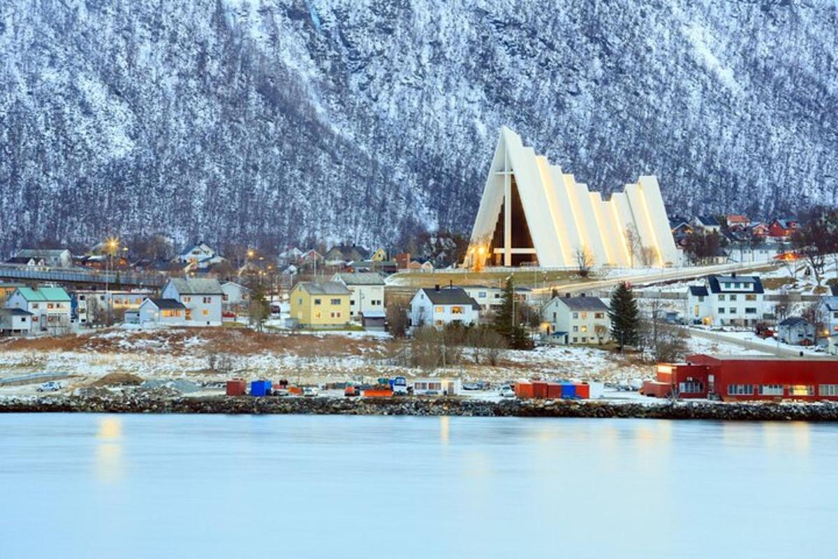 borg með byggingu og snæviþöktu fjalli