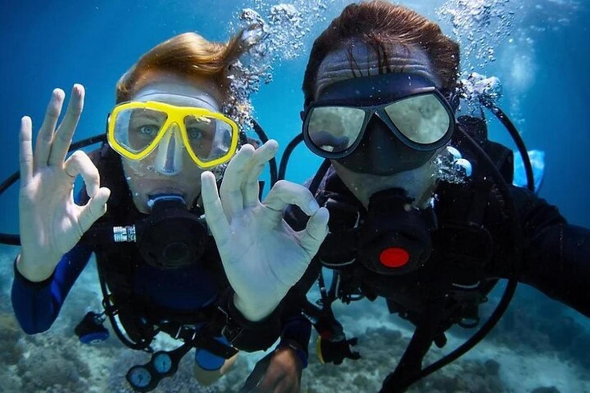 due persone in attrezzatura da sub posano per una foto