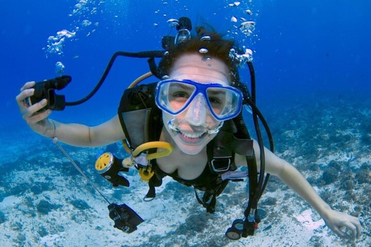 una donna con una macchina fotografica in acqua