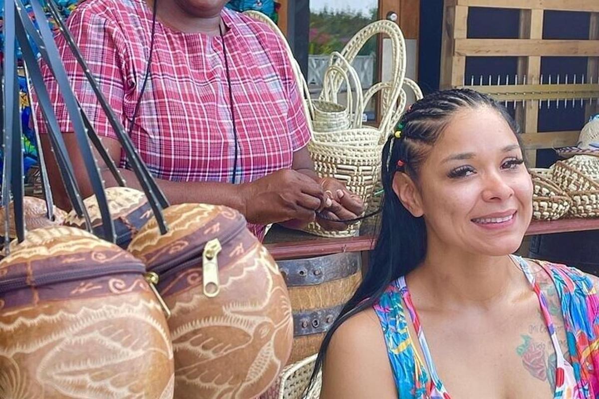 una donna seduta davanti a una pila di vasi