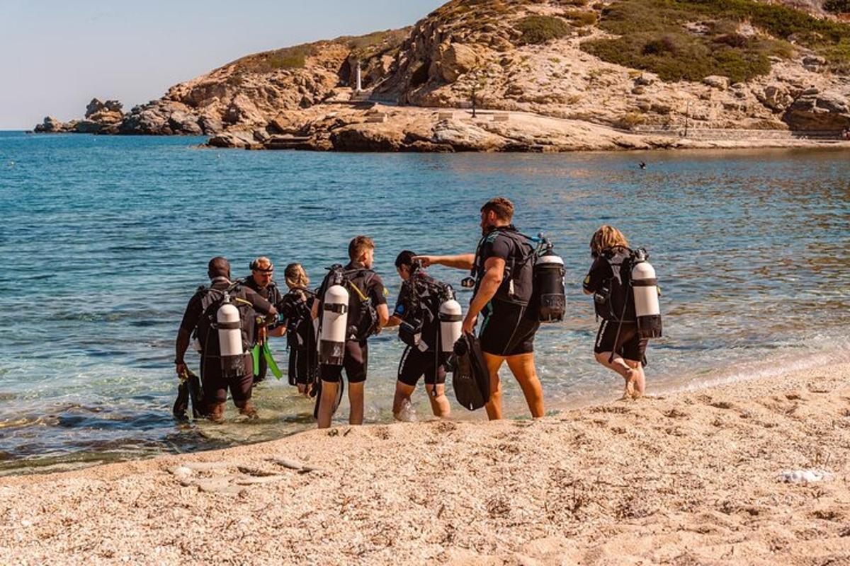 un gruppo di persone che camminano sulla spiaggia