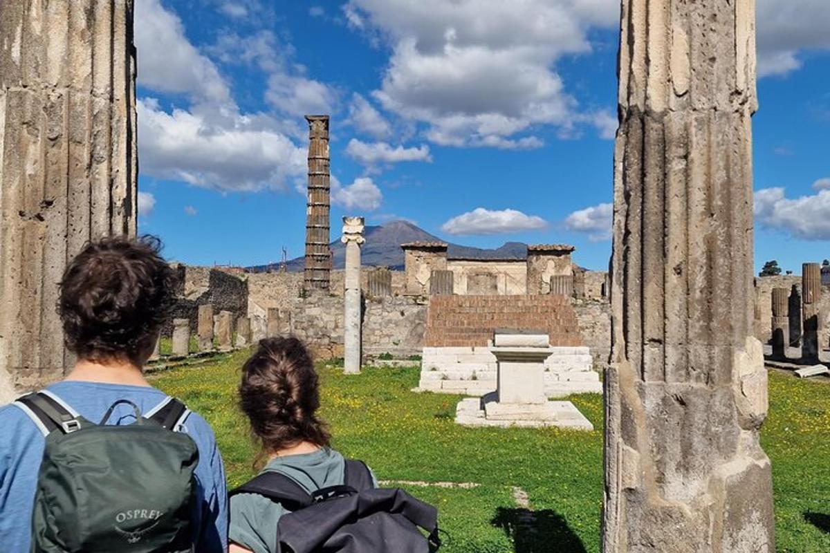 due persone che guardano le rovine di un edificio