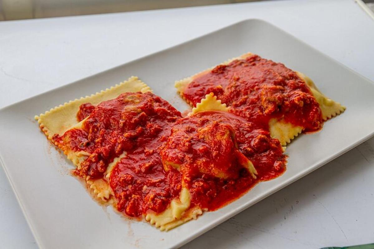 dva kusy pizzy na bílém talíři
