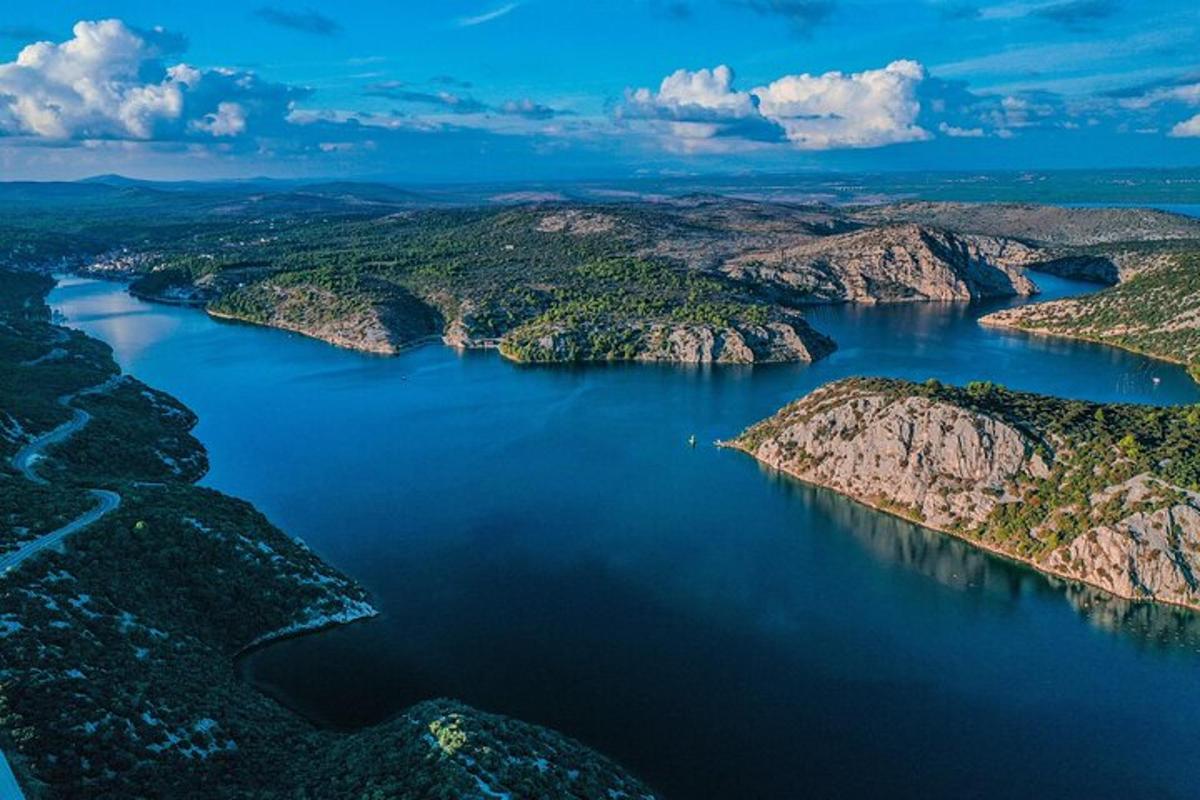una vista aerea di un grande specchio d'acqua