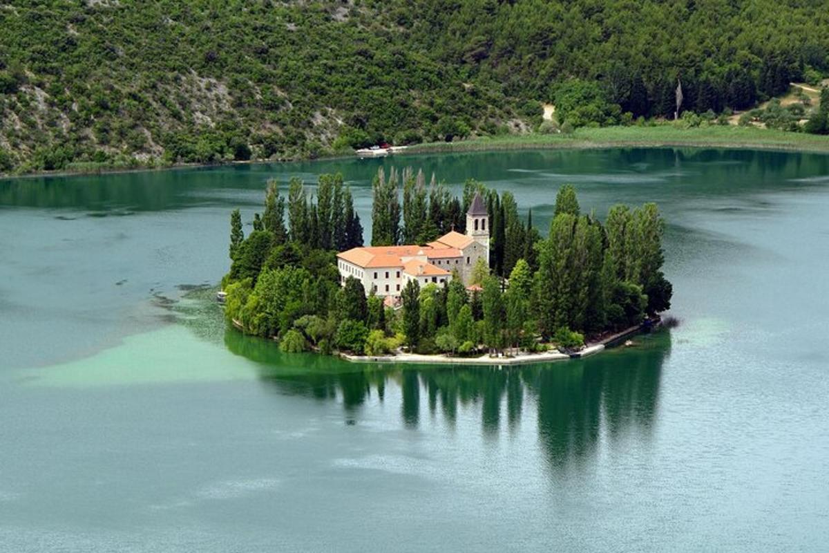 una casa en una illa al mig d'un llac