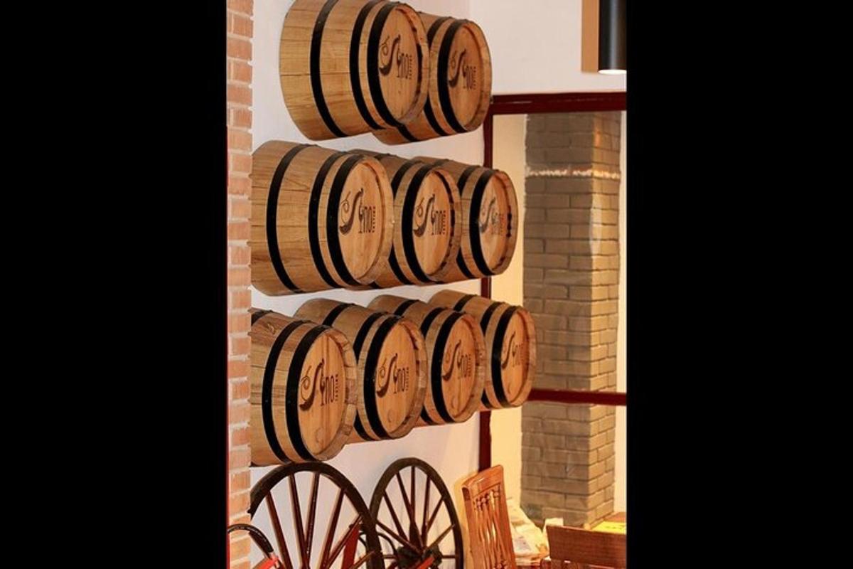 ένα σωρό βαρέλια κρασιού κρέμονται σε έναν τοίχο