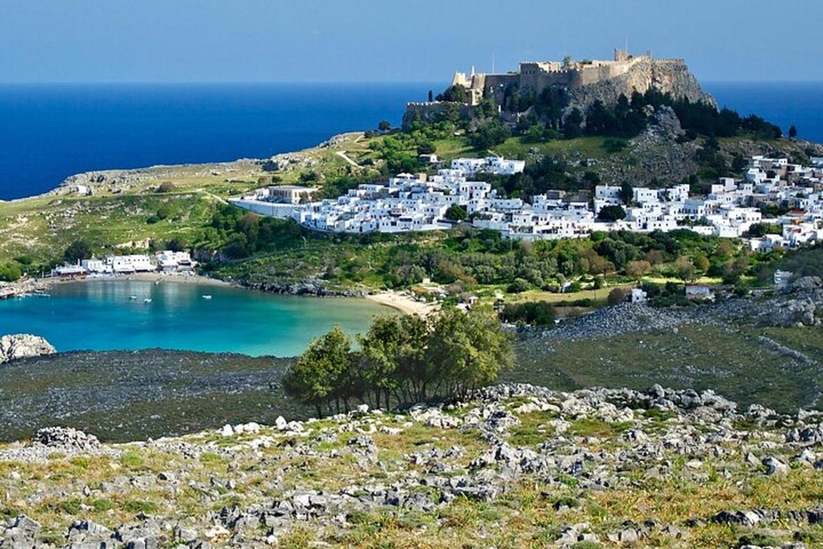 una isla con casas blancas y un castillo en una colina