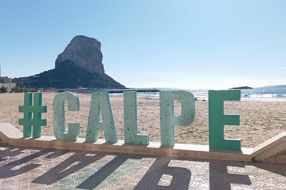 um banco na praia com a palavra praia