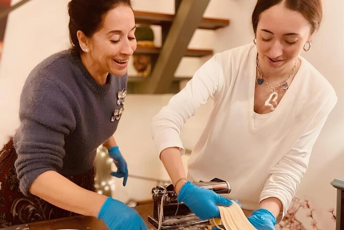 due donne in piedi in una cucina che preparano il cibo