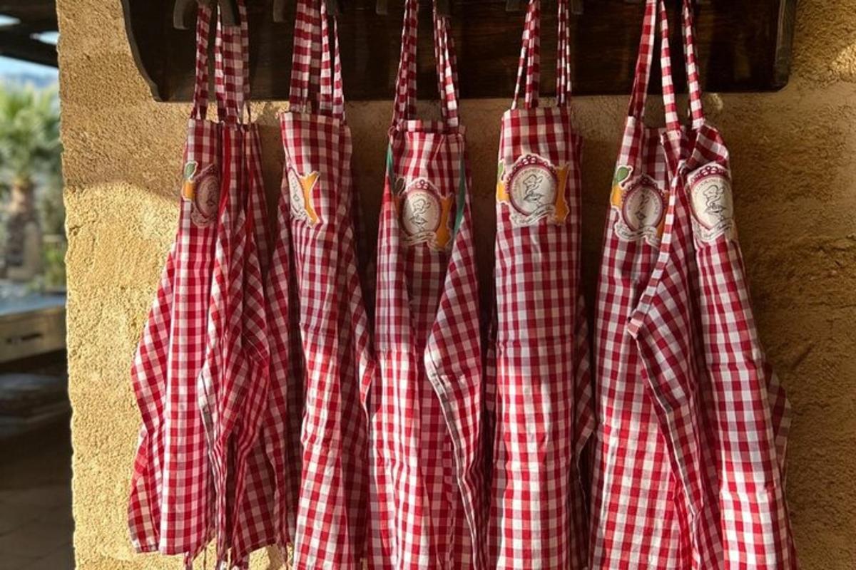 un groupe de serviettes à carreaux rouges et blancs accrochées au mur