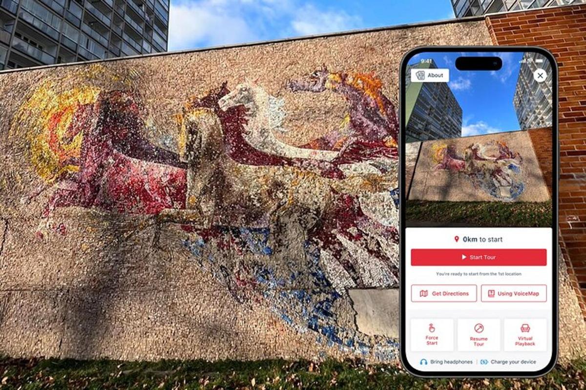 mobilní telefon vedle zdi s obrazem